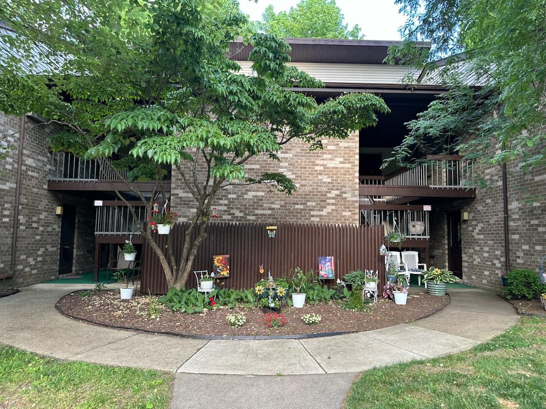 165 Cross Slope Ct Unit J in Manalapan, New Jersey